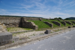 Shops along the quadriporticus.