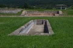 Basin and one of the exedrae of the quadriporticus.