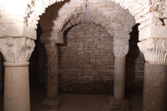 Area of the abbey church crypt of Flavigny-sur-Ozerain in which the Gallo-Roman block is used (rear left column).