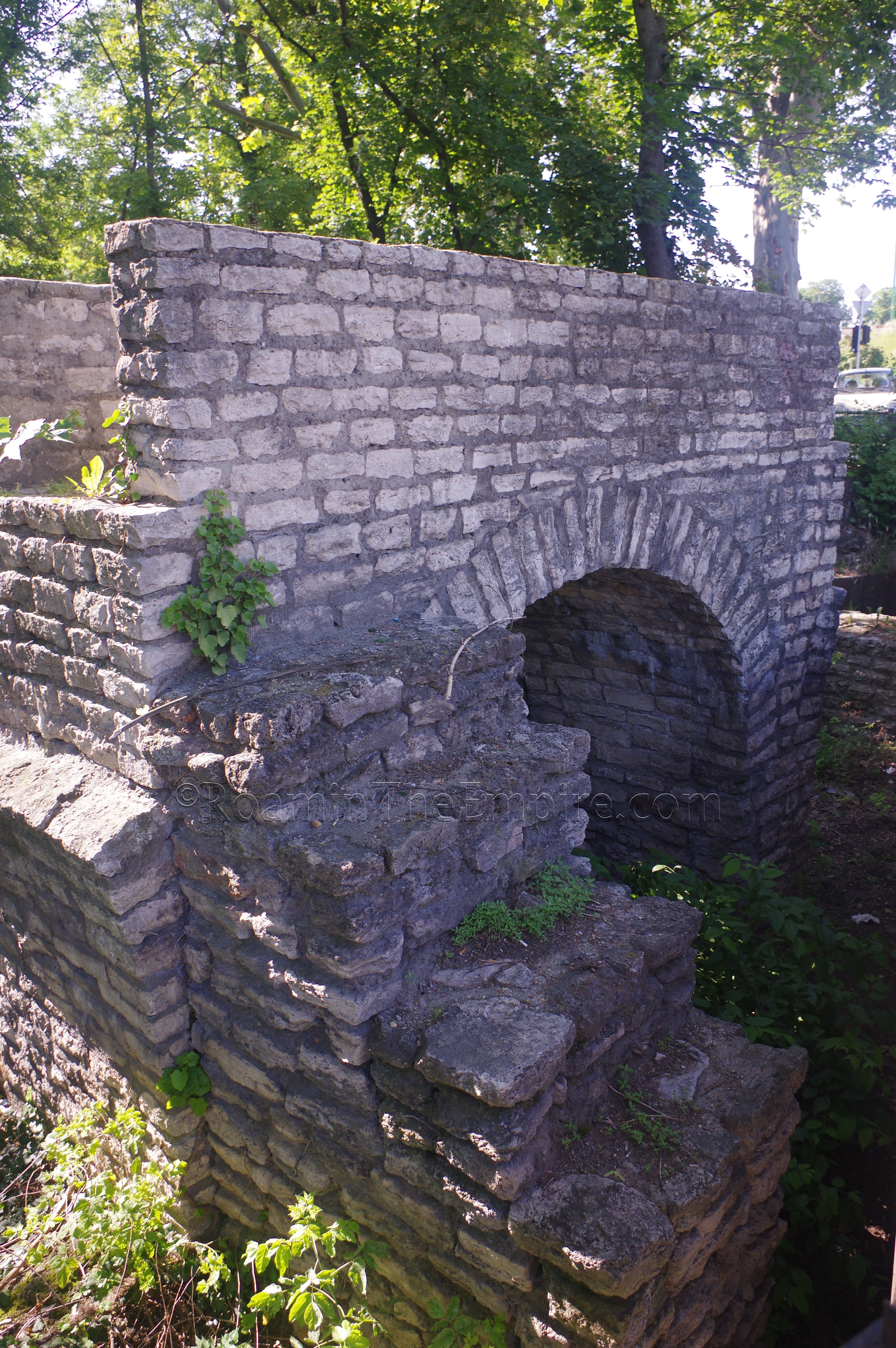 Aqueduct bridge over the town wall at Ókori Rom.