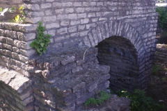 Aqueduct bridge over the town wall at Ókori Rom.