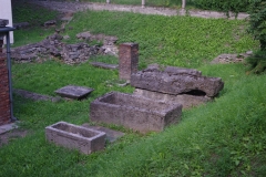 House remains and burials in the courtyard of the Táborvárosi Múzeum.