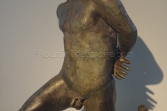 Bronze statue of a captive from the 1st century BCE, displayed in the Musée de l'Arles et de la Provence Antique.