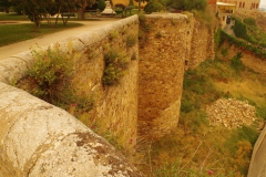 South circuit of the walls along Jardín de La Sinagoga.