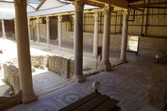 Quadrangular peristyle, with lararium area on the left.