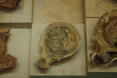 Terracotta oil lamp with a depiction of Amazons. Museo de León.