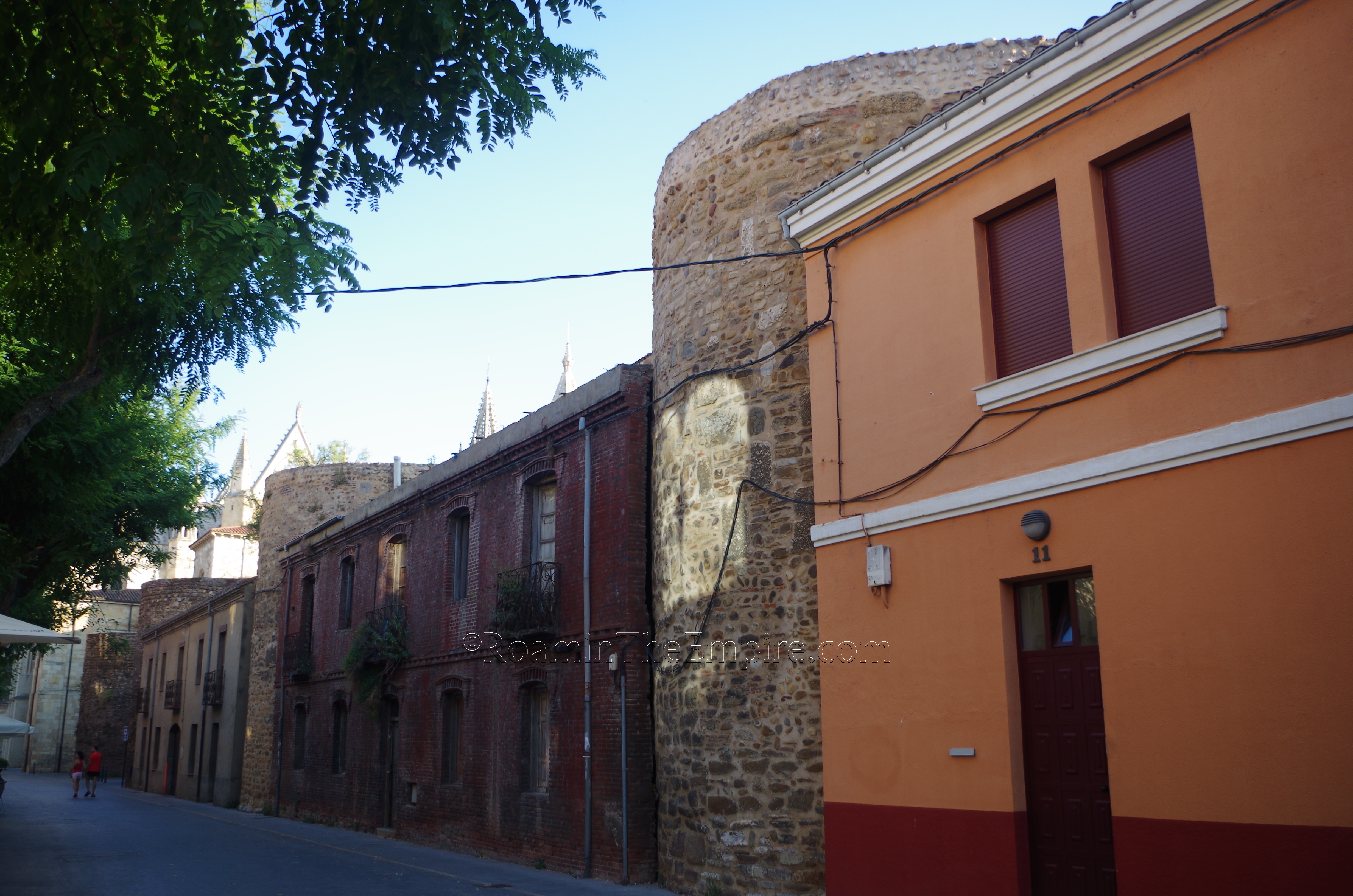Walls  along the south part of Avenida los Cubos.