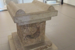 Detail of the altar from Domus 2b.