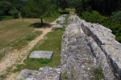 Caperon (right) and Eygalières (left) aqueducts north of the D82.