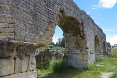 Eygalières aqueduct south of the D82.