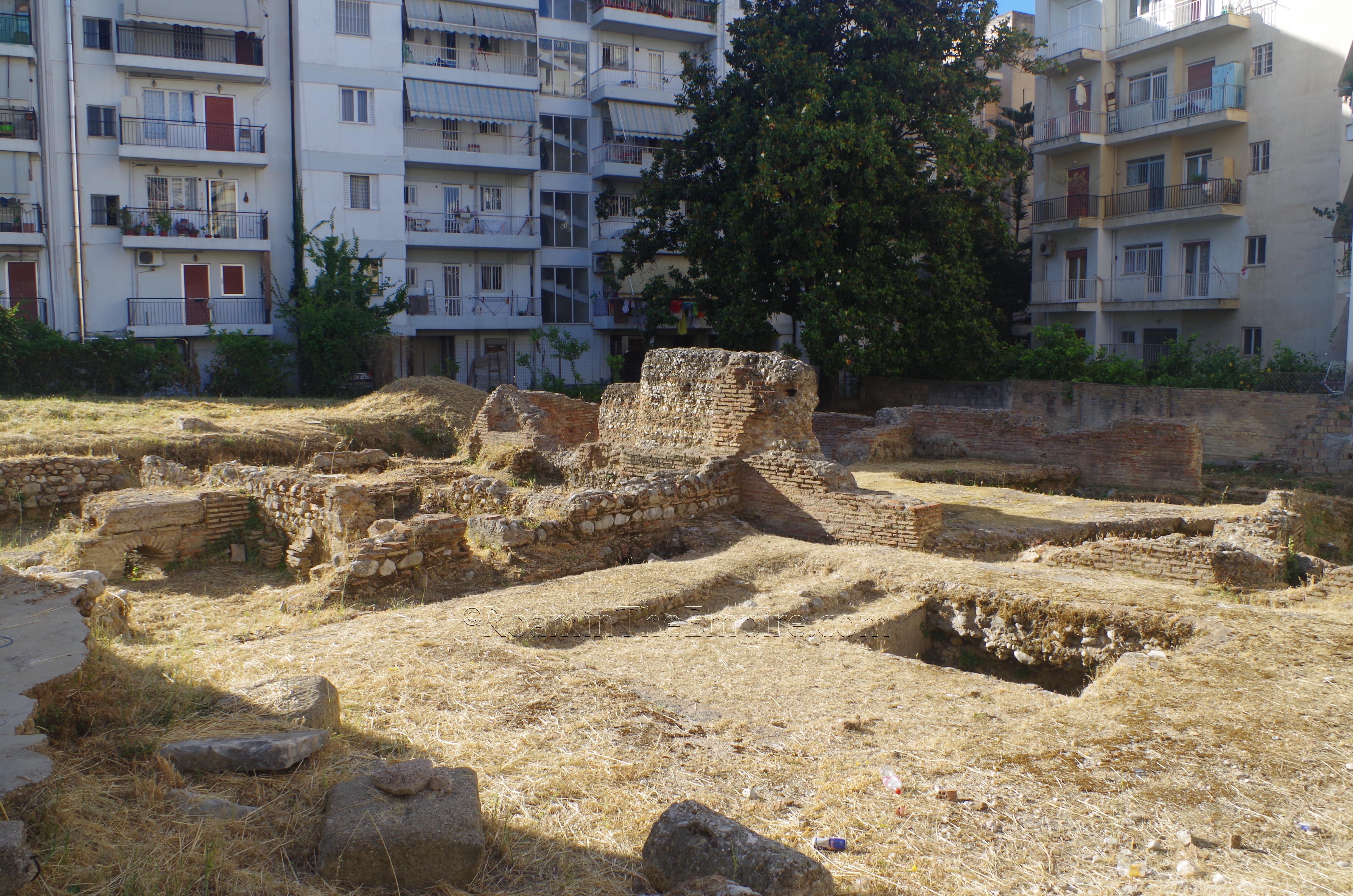 Bathing complex along Vasiliou Roufou.