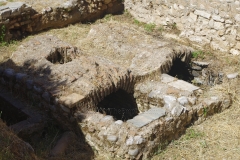 Detail of a structures inside the square part of the excavations on Lontou.