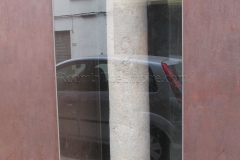 Column displayed at the entrance of the Casa dels Peixos.