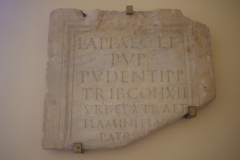 Honorary inscription of Lucius Appaeus Pudens, a primus pilus and tribune of the XII Urban Cohort and X Praetorian Cohort. Dated to the 2nd century CE. Museo Nazionale Archaeologico.