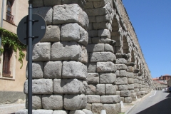 Stretch of aqueduct along Calle Almira.