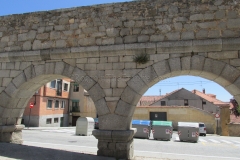 Stretch of aqueduct along Calle Almira.