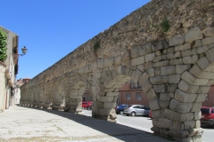 Stretch of aqueduct along Calle Almira.