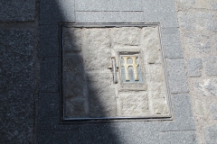 Plaque marking the course of the aqueduct underground through the city.