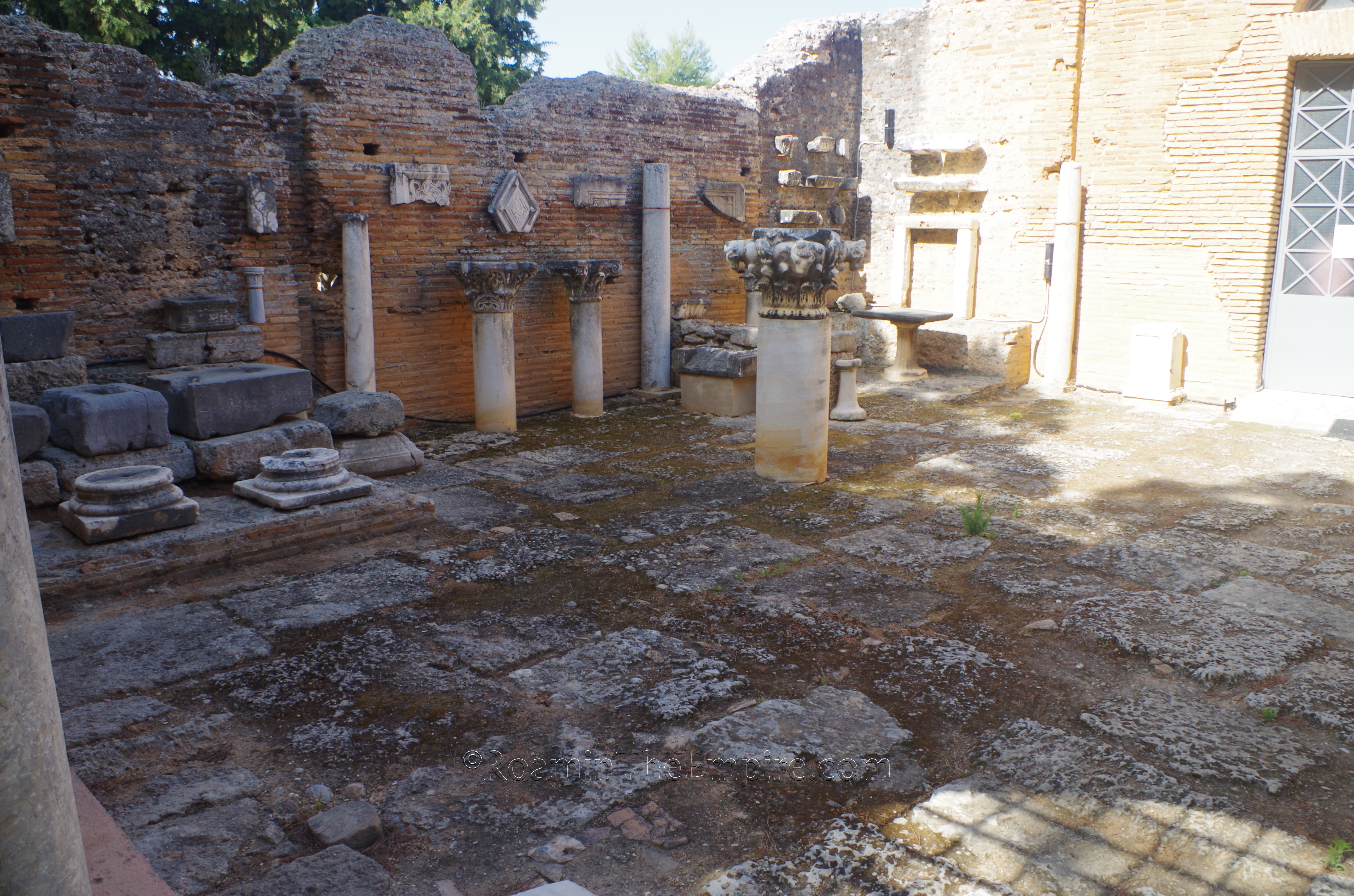 Courtyard of the museum in a room of the Roman baths.