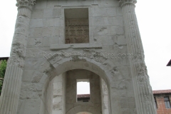 West facade of the Arco di Gavi.