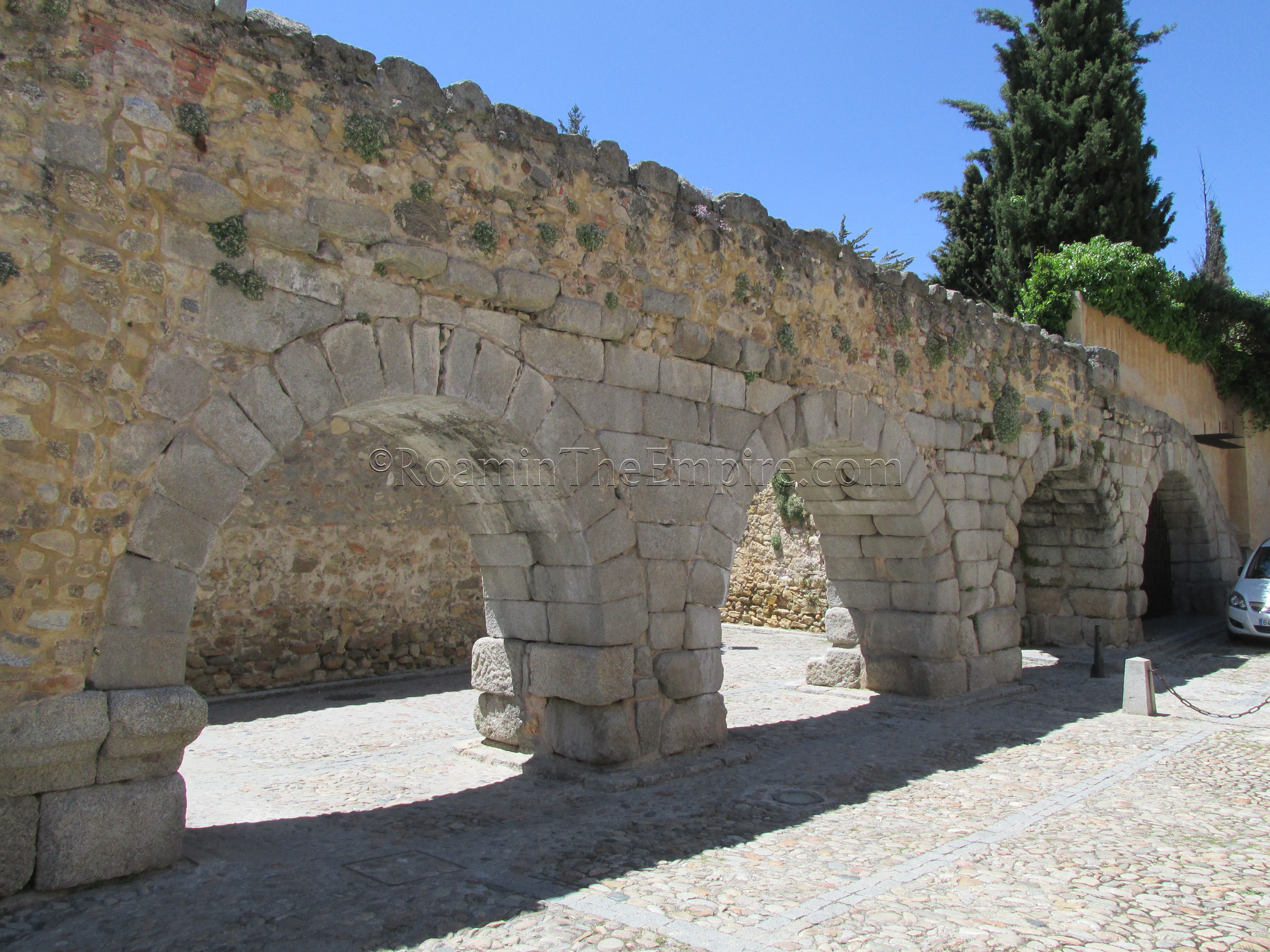 Four single arches in Plaza de Avendaño.
