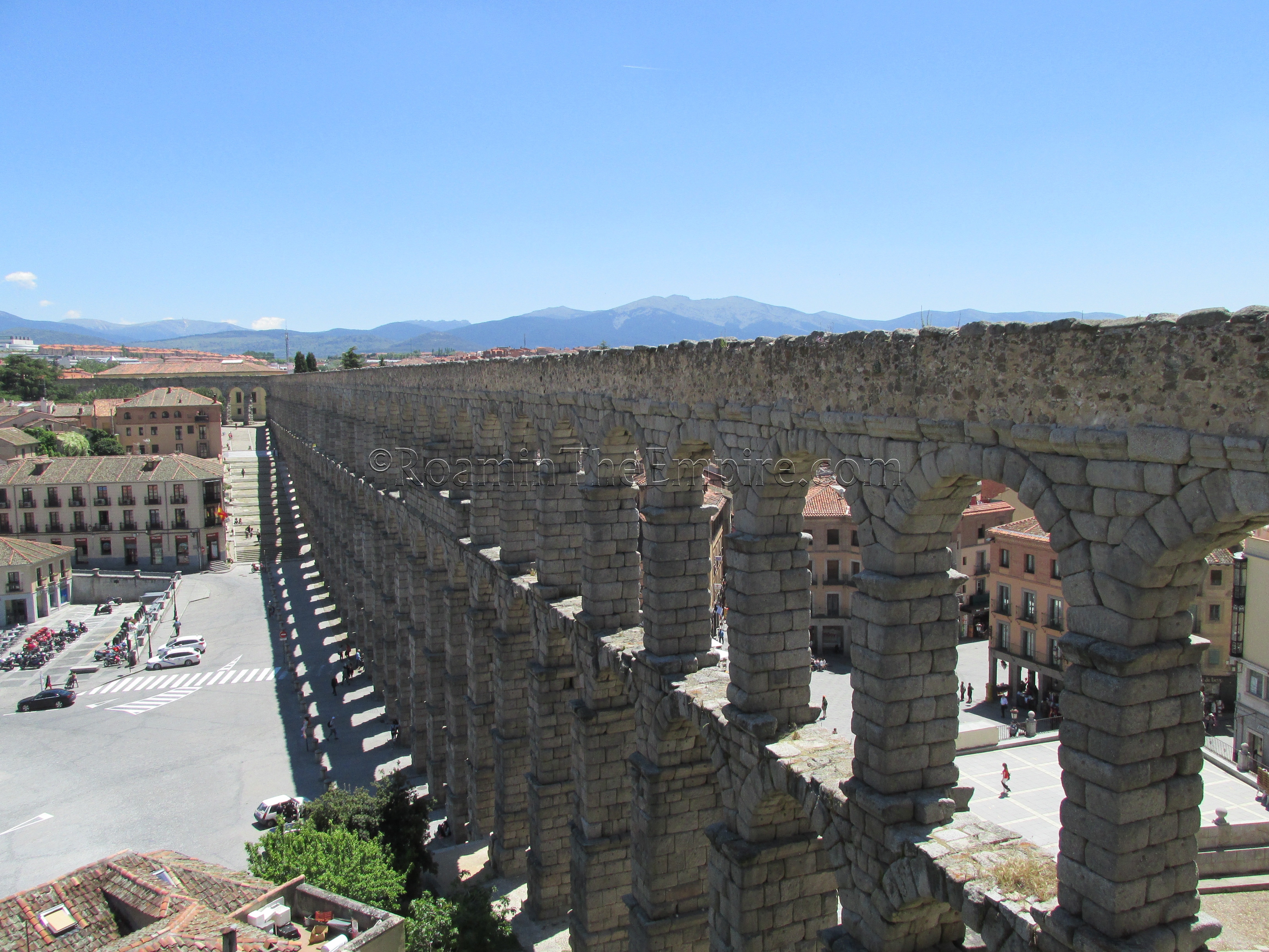 Aqueduct running through Plaza del Azoguejo.