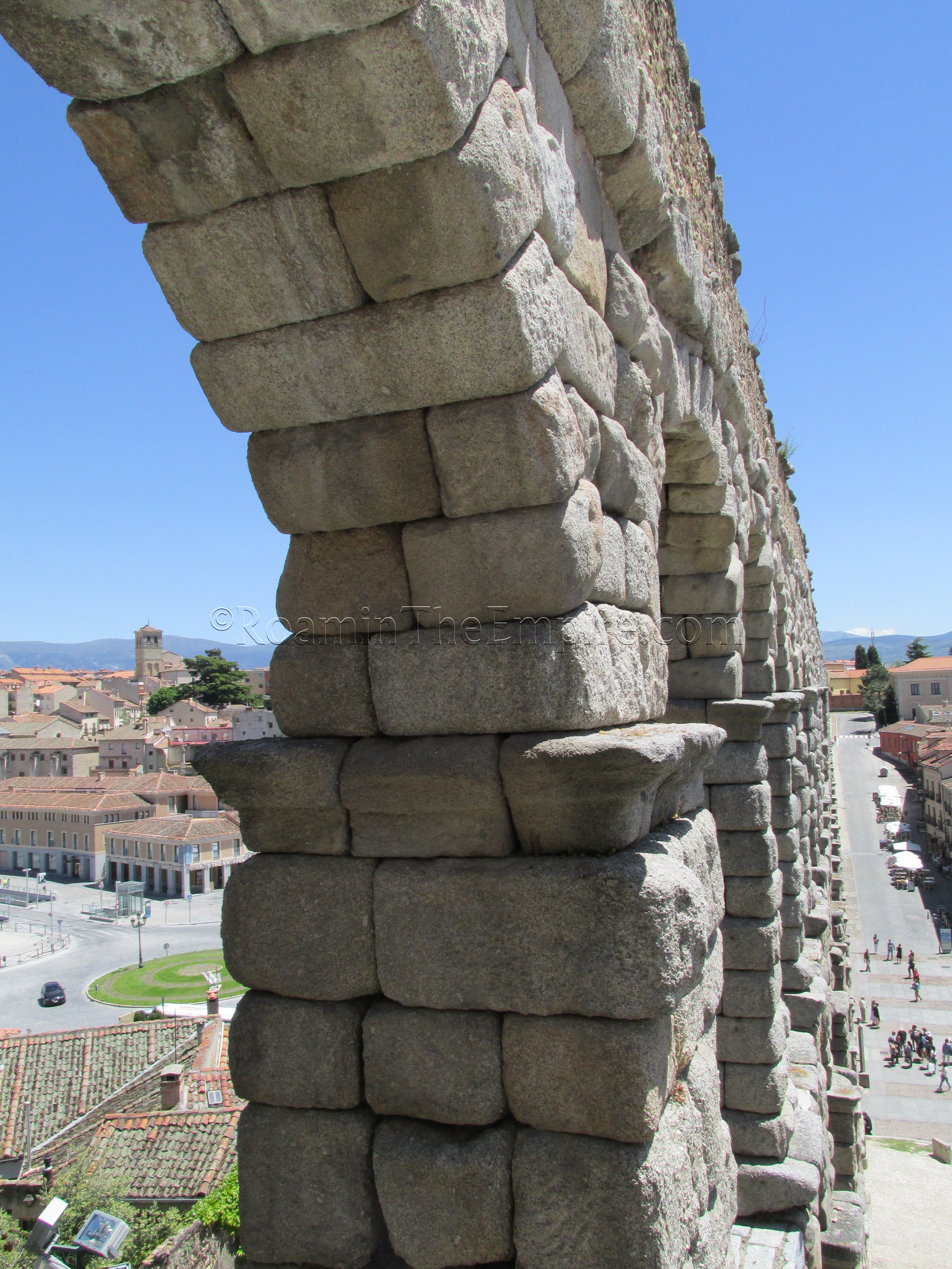 Detail of one of the upper arches of the aqueduct.