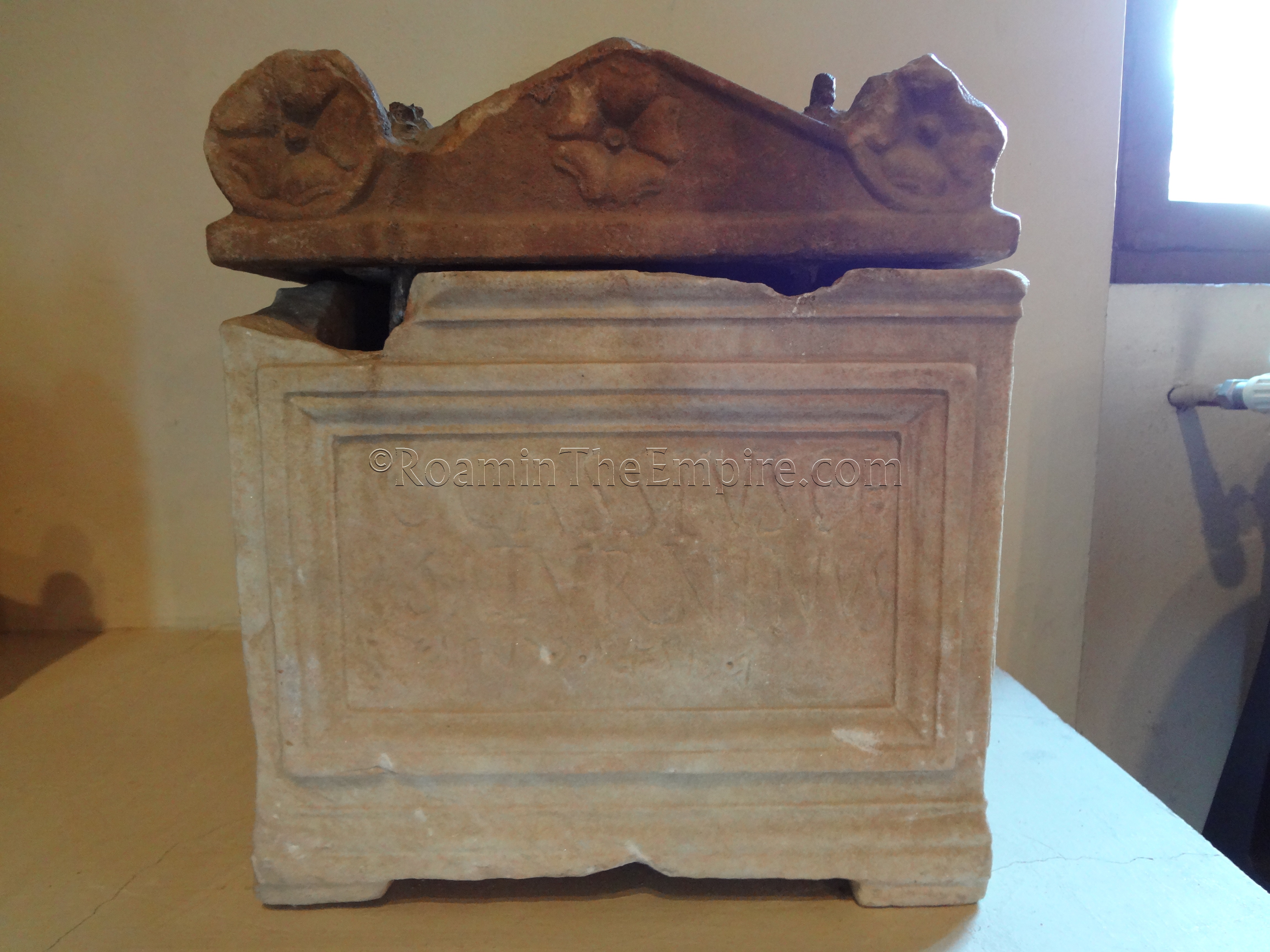 Funerary urn of Gaius Cassius with Latin and Etruscan inscription.