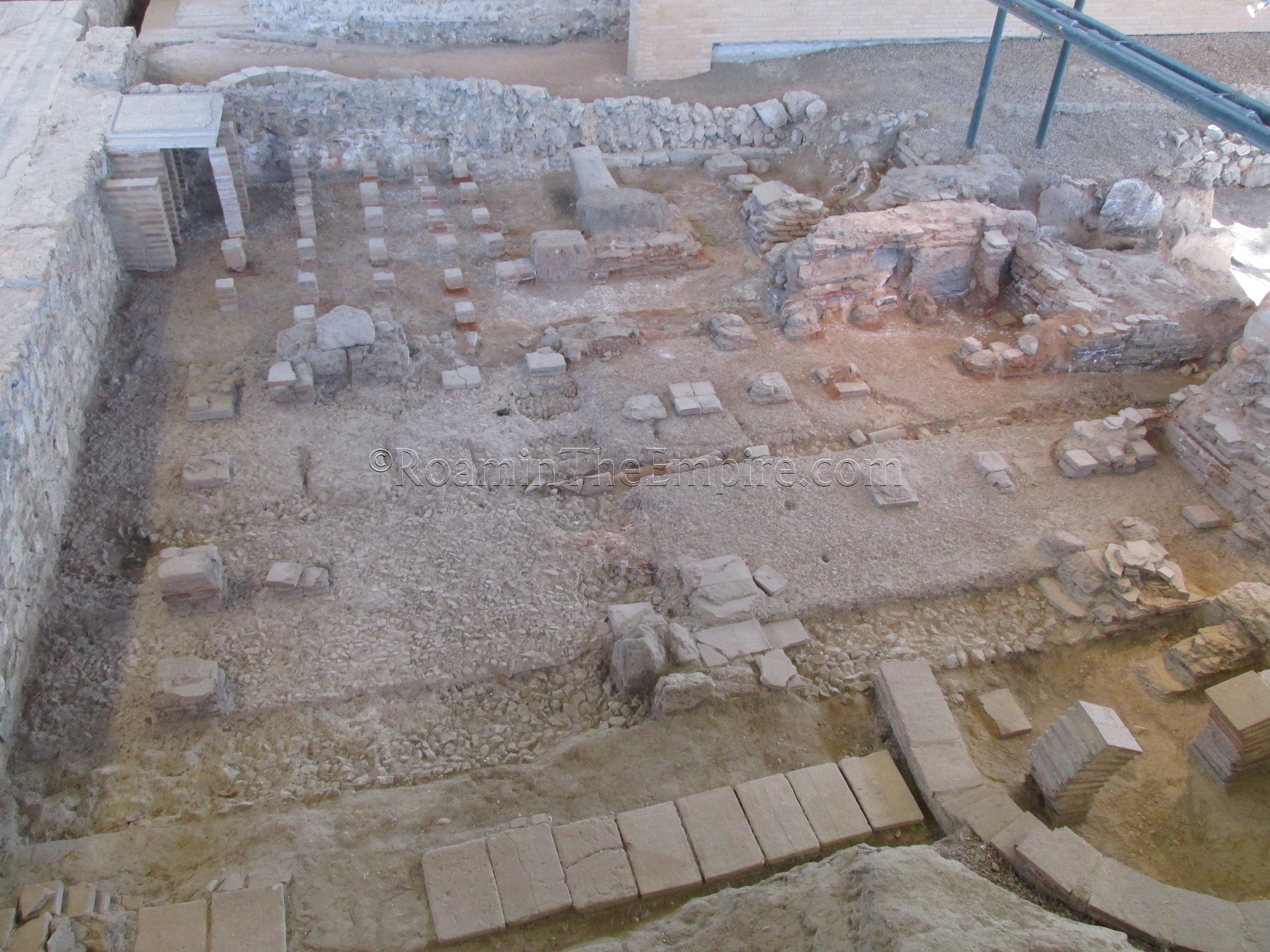 Caldarium and tepidarium of the bathing area. Complutum.