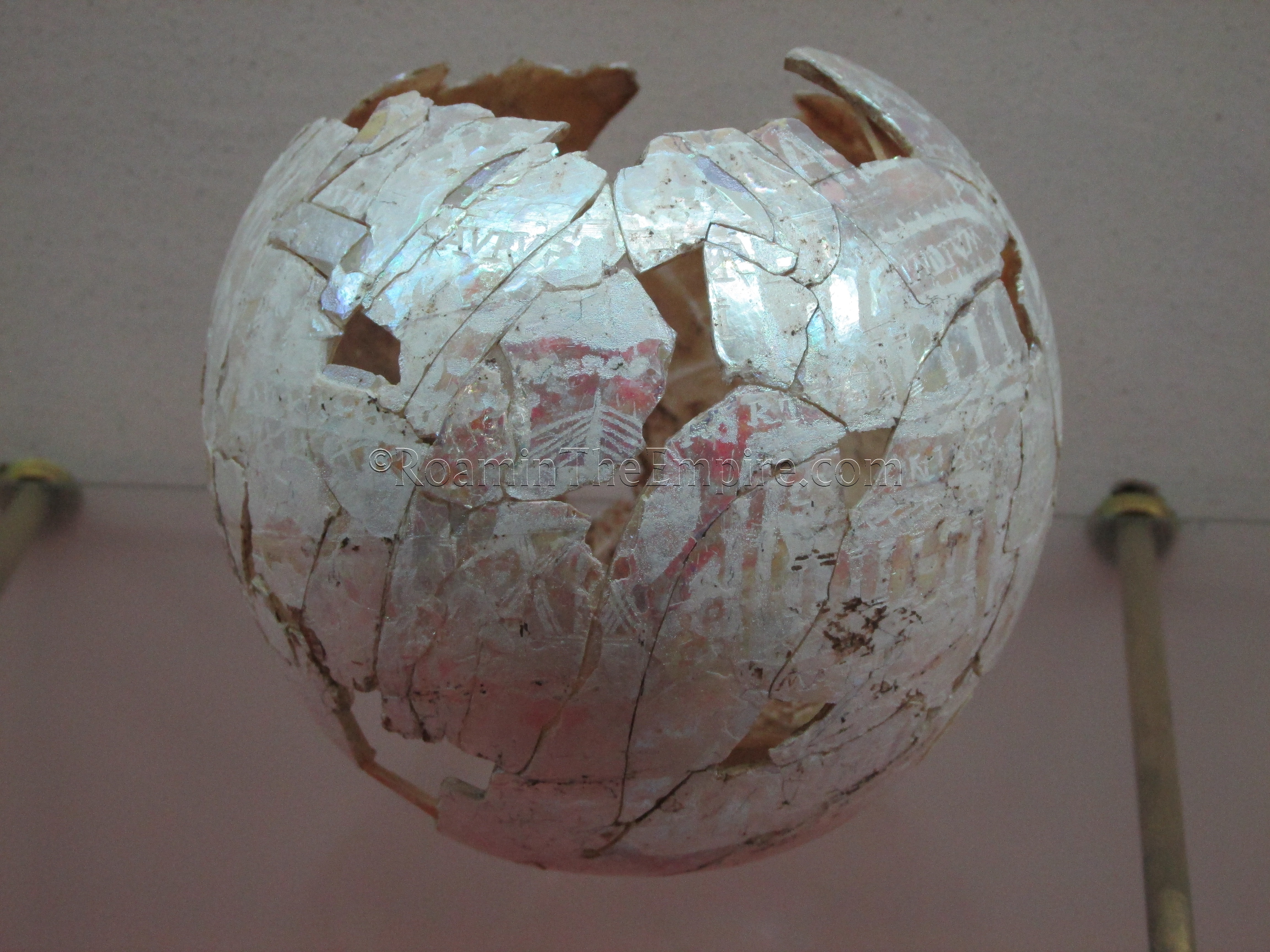 Glass ampulla with a representation of the city of Puteoli.
