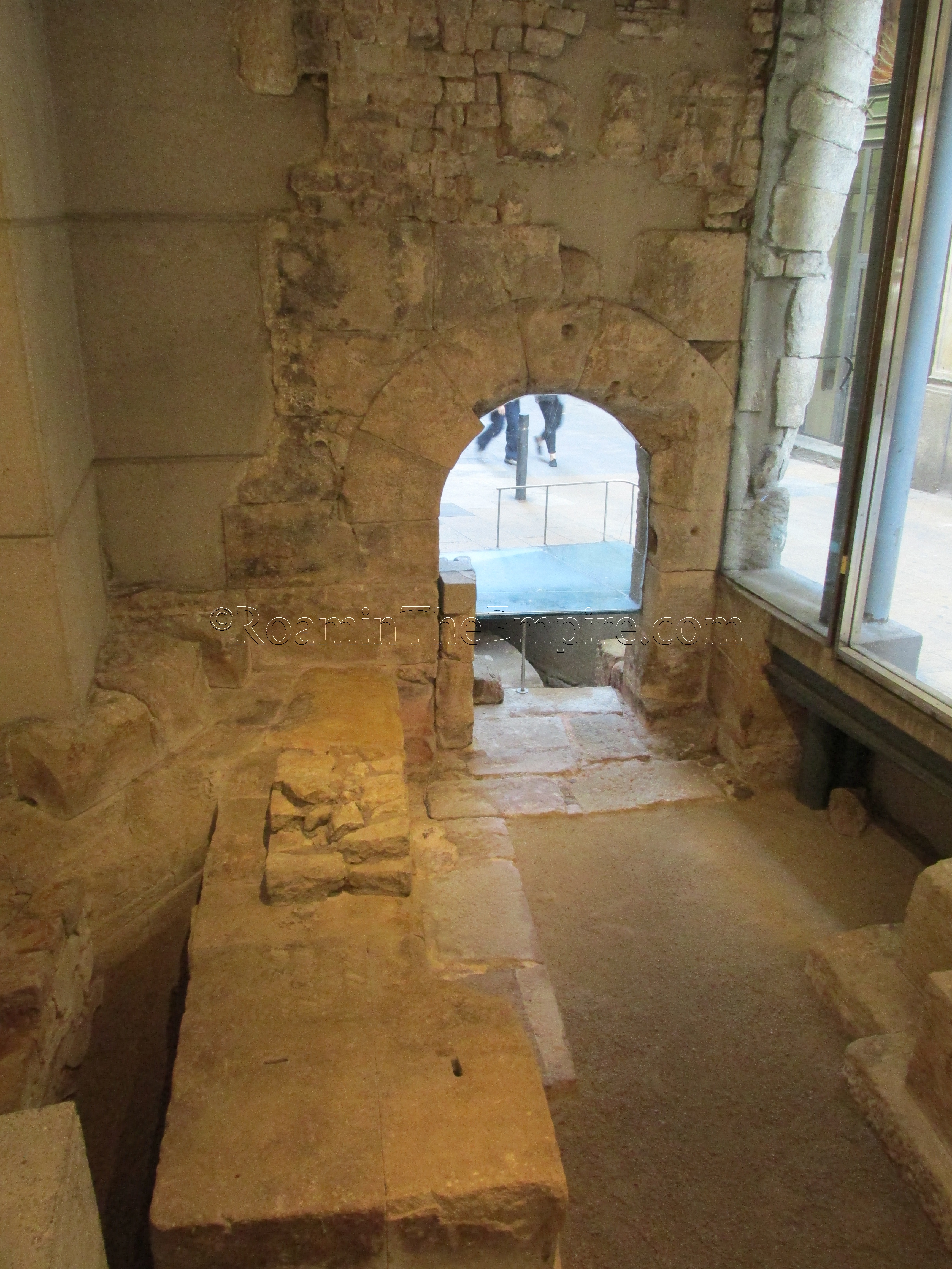 Interior of the Porta de Mar.