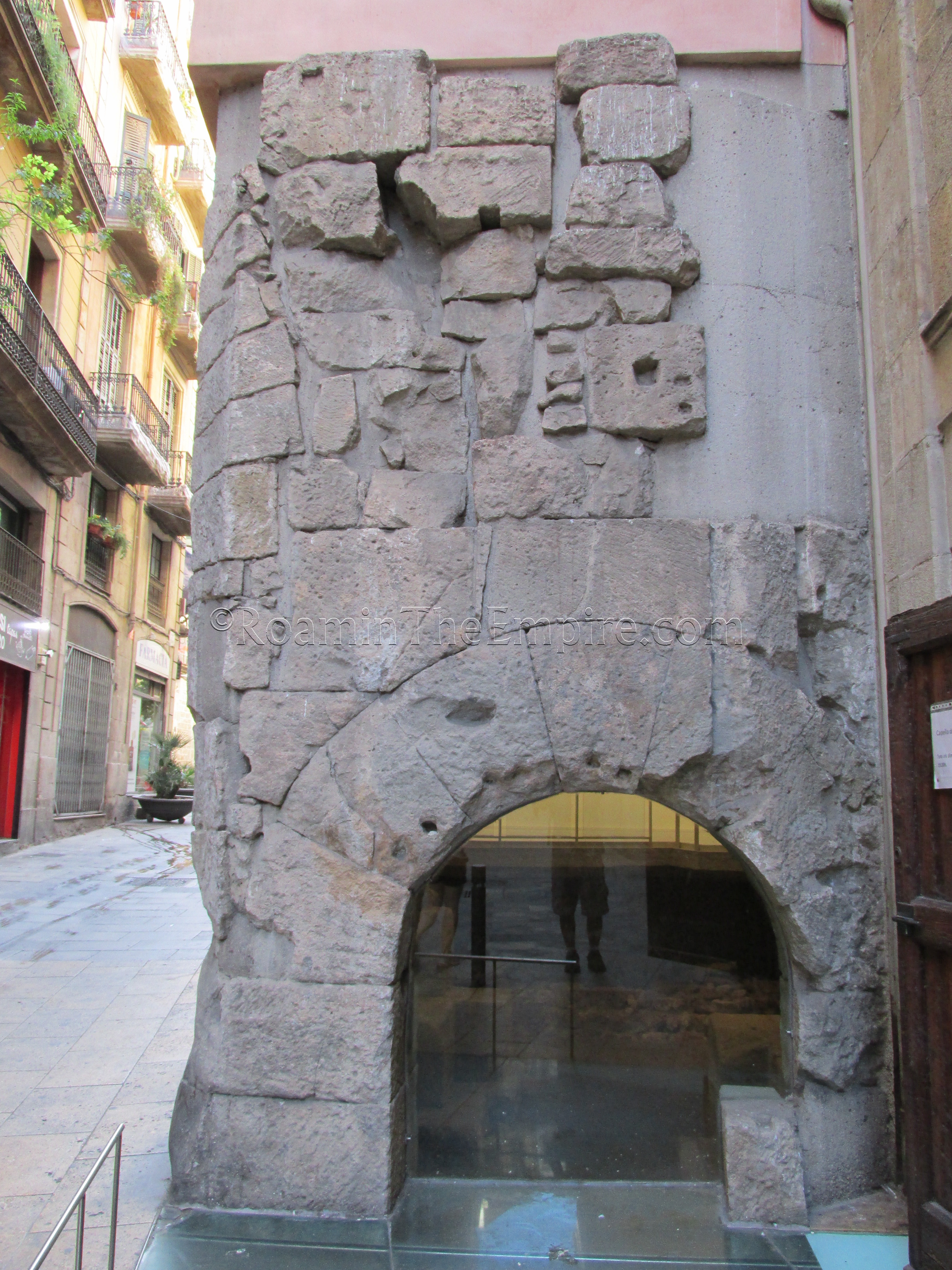 Exterior of the Porta de Mar.