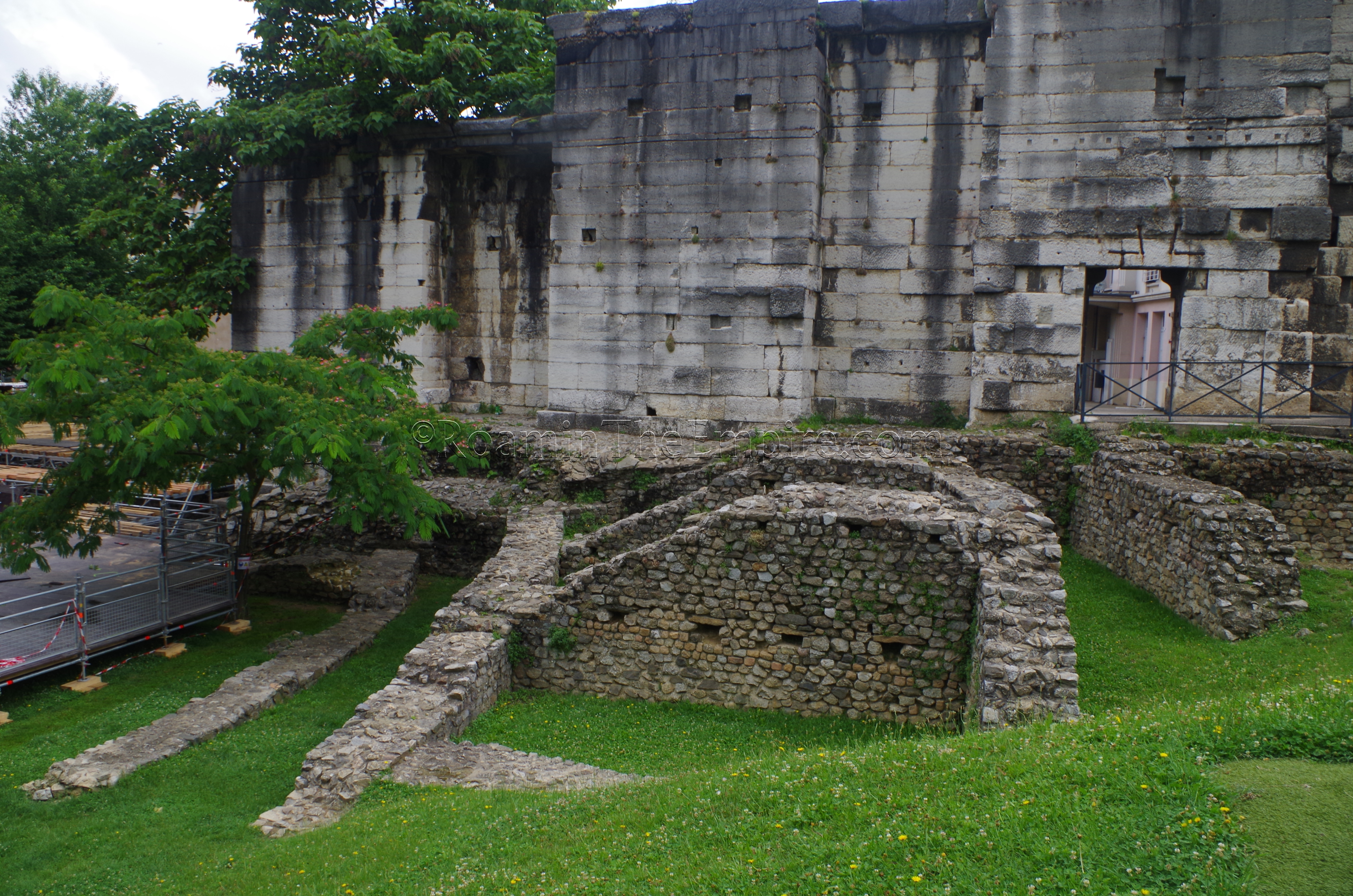 Forum portico and foundations of the small theater in the Jardin Archéologique de Cybèle. Vienna. Vienne.