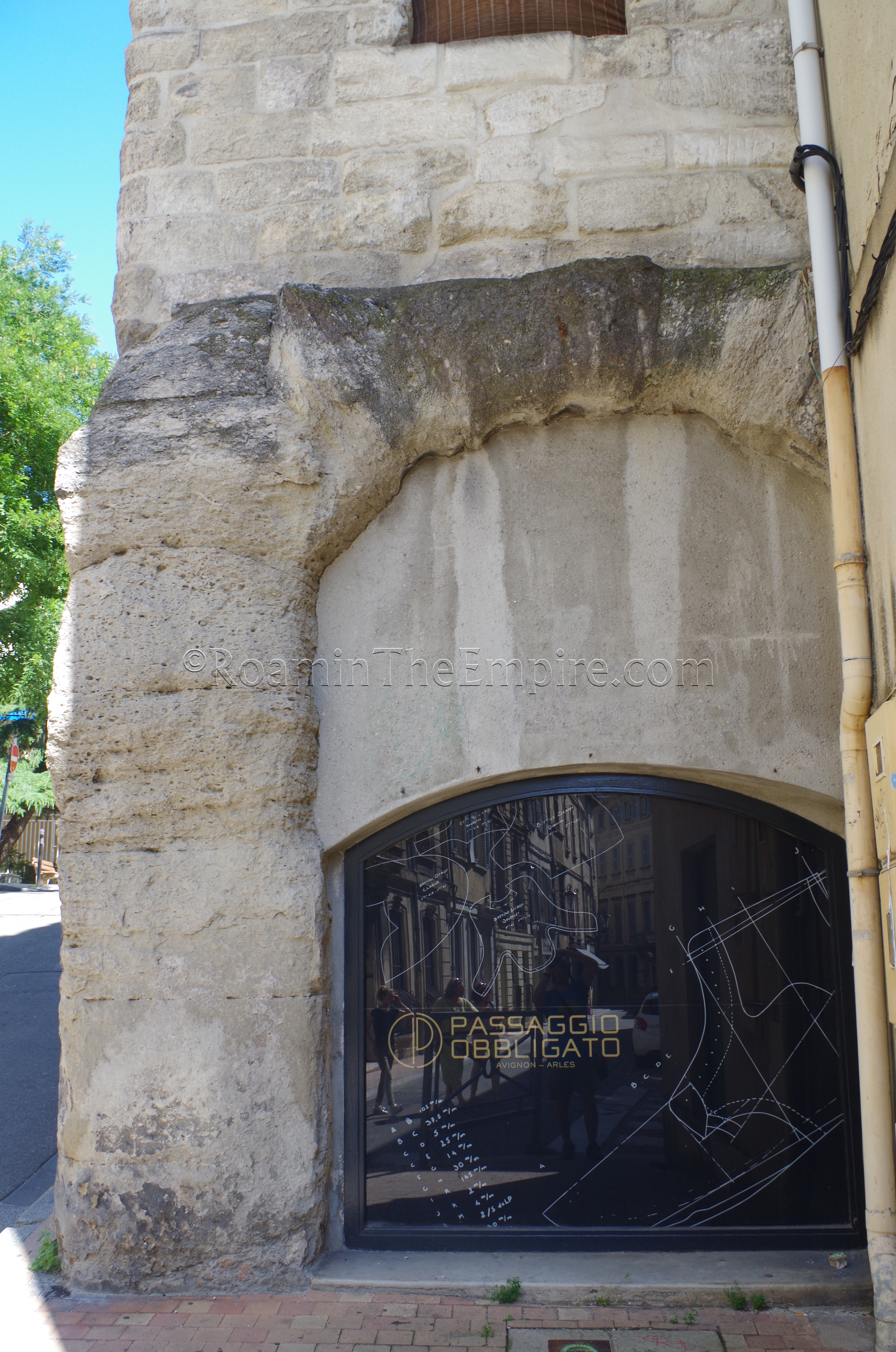 West facing arch of the forum along Rue Saint-Etienne. Avennio. Avignon.