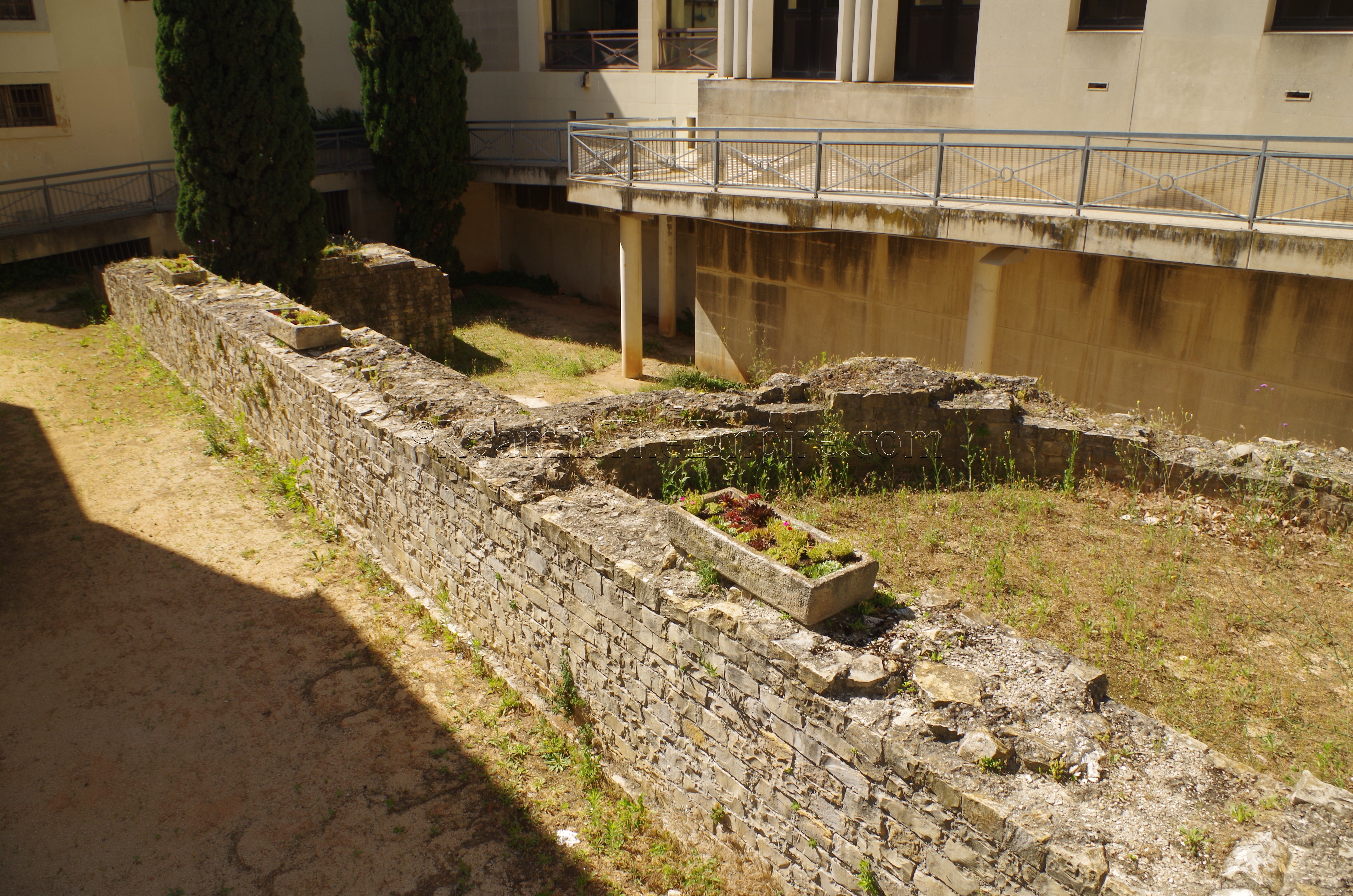 Southern forum structures along Rue Racine. Avennio. Avignon.
