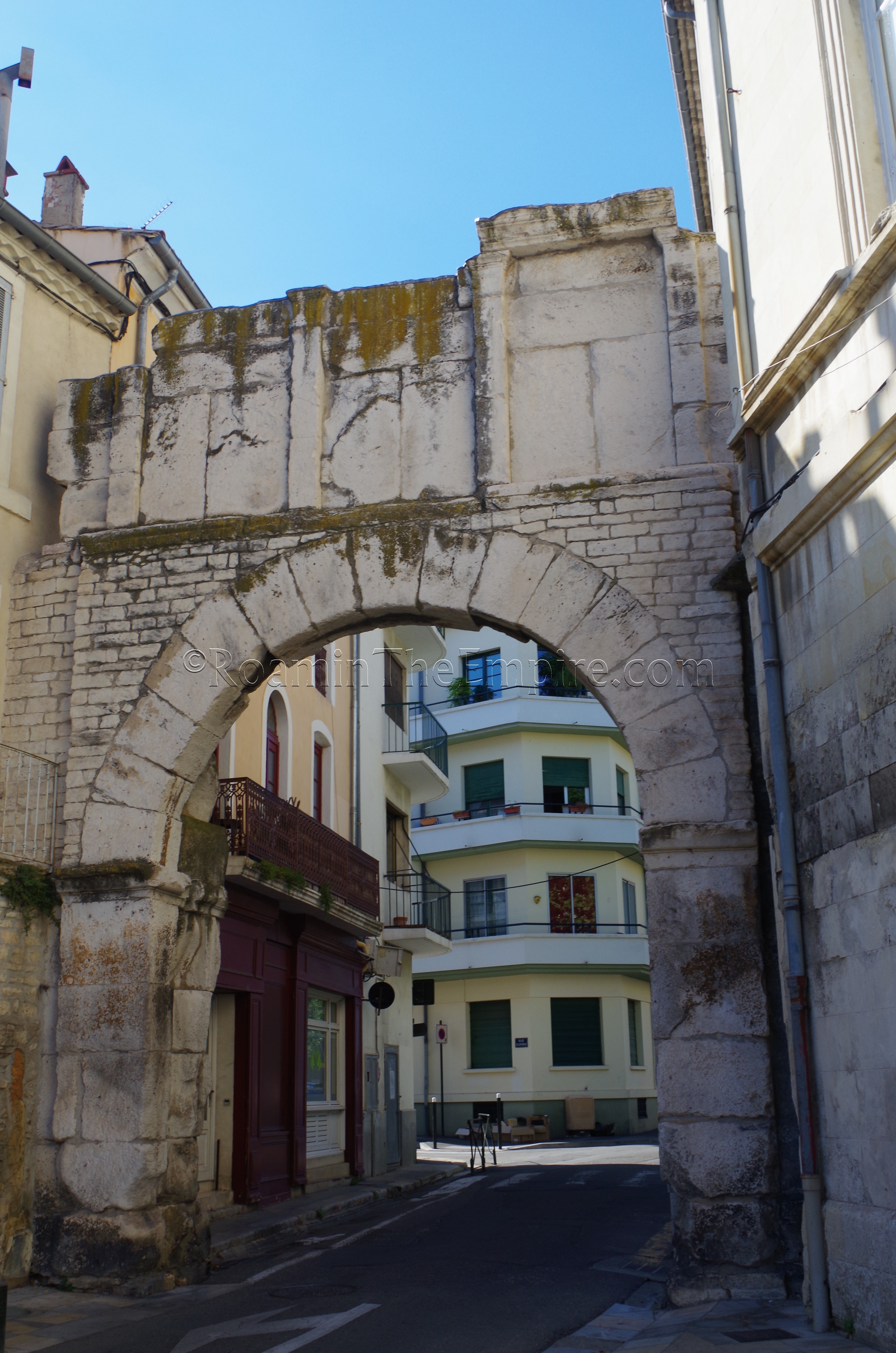Porte de France. Nemausus. Nîmes.