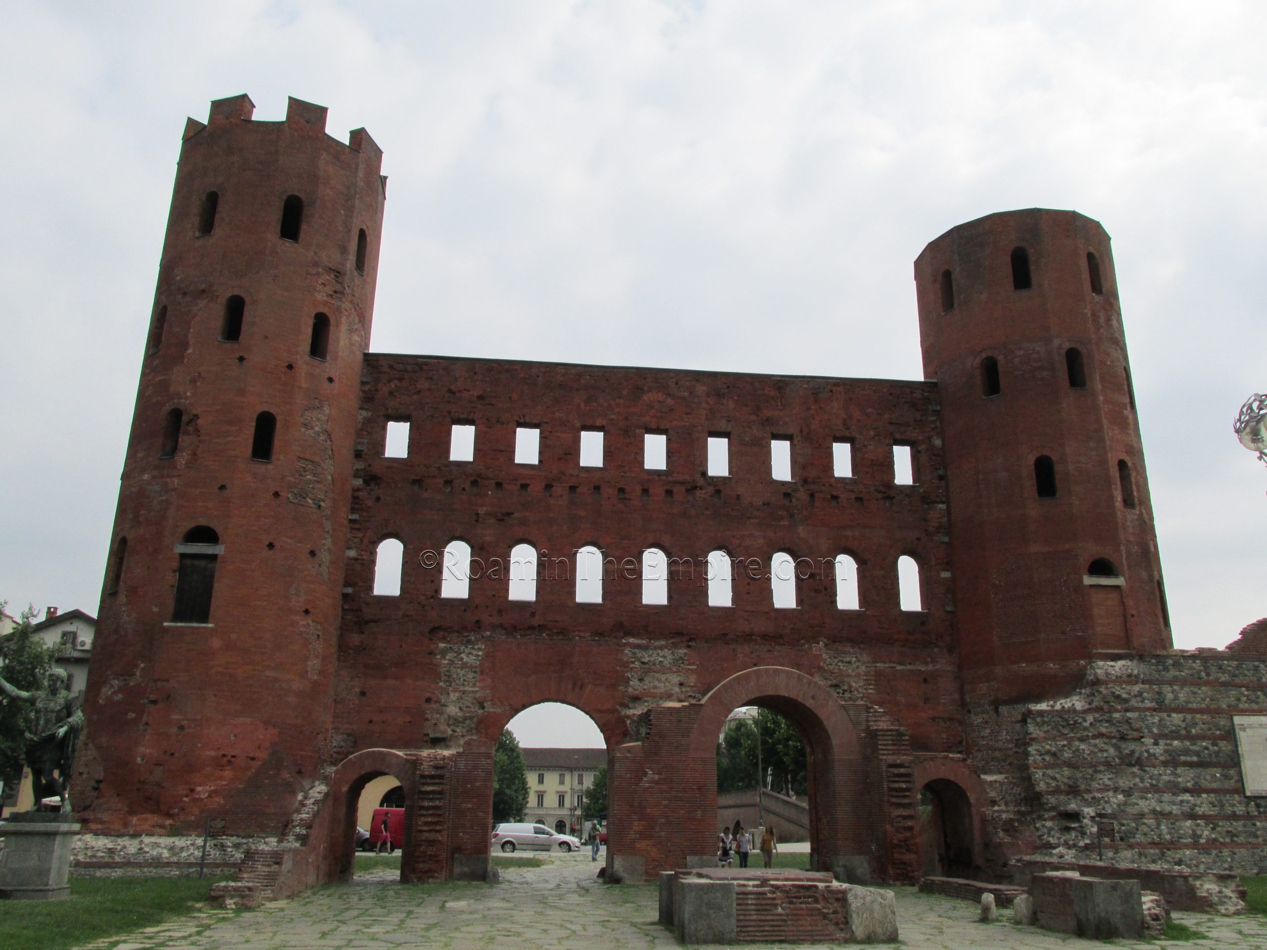 Interior (west) face of the Porta Palatina.