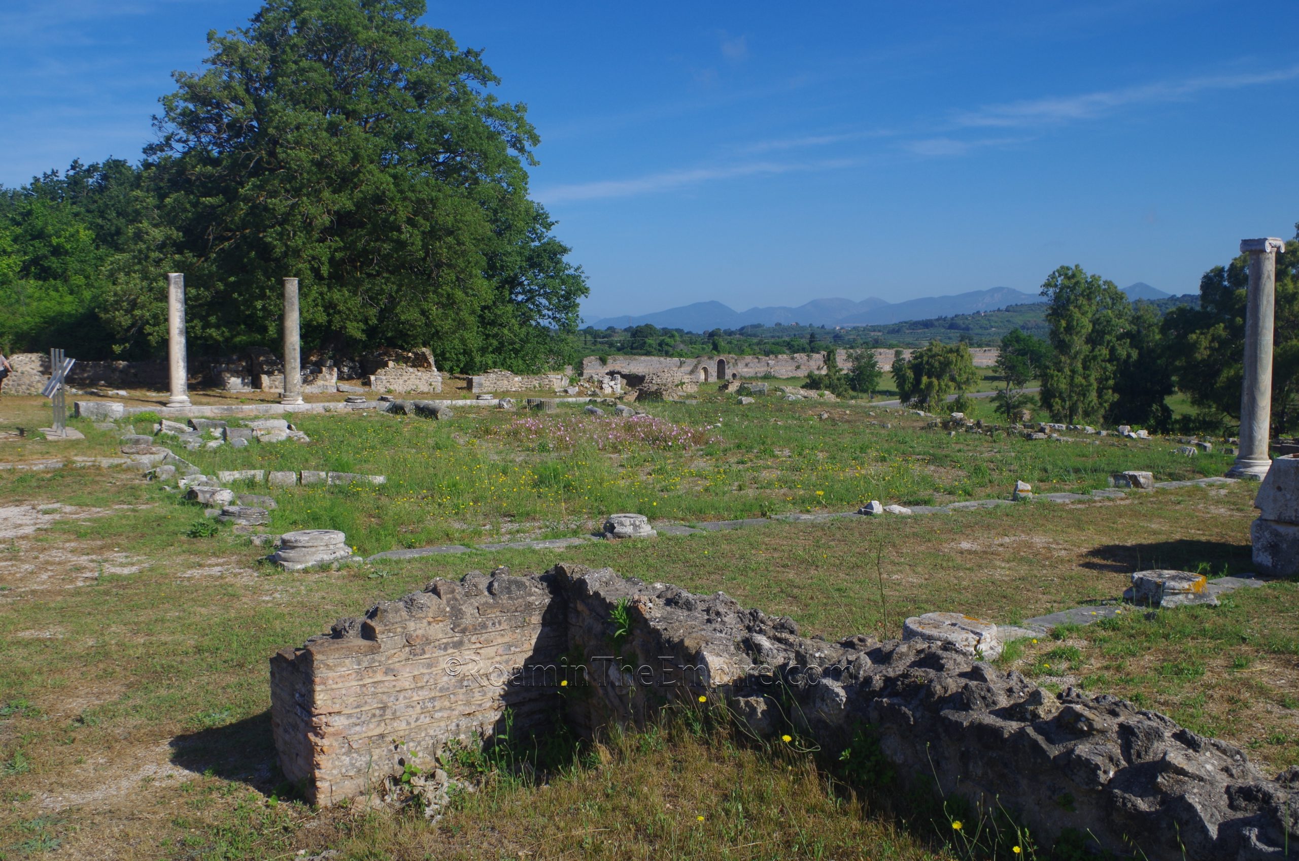 Peristyle of the Domus of Ekdikos Georgios overlooking the 5th-6th century CE walls of Nicopolis.
