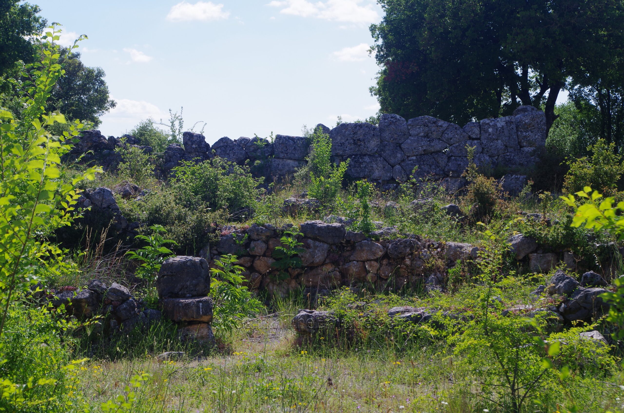 Fortification walls and remains of buildings near the second complex (Γ, ΣΤ, Z, H, Θ).