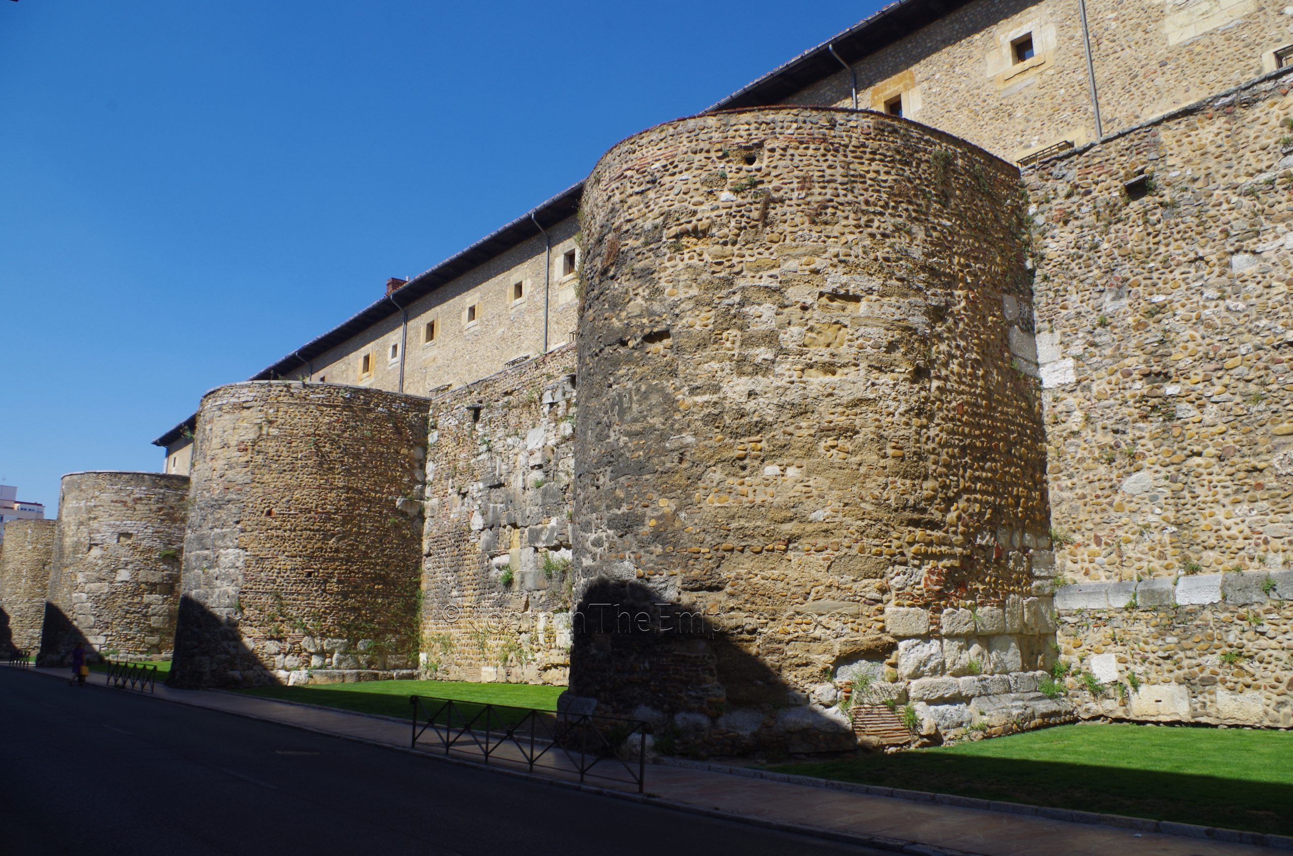 Walls of Castra Legionis past the Torre de Gallo.
