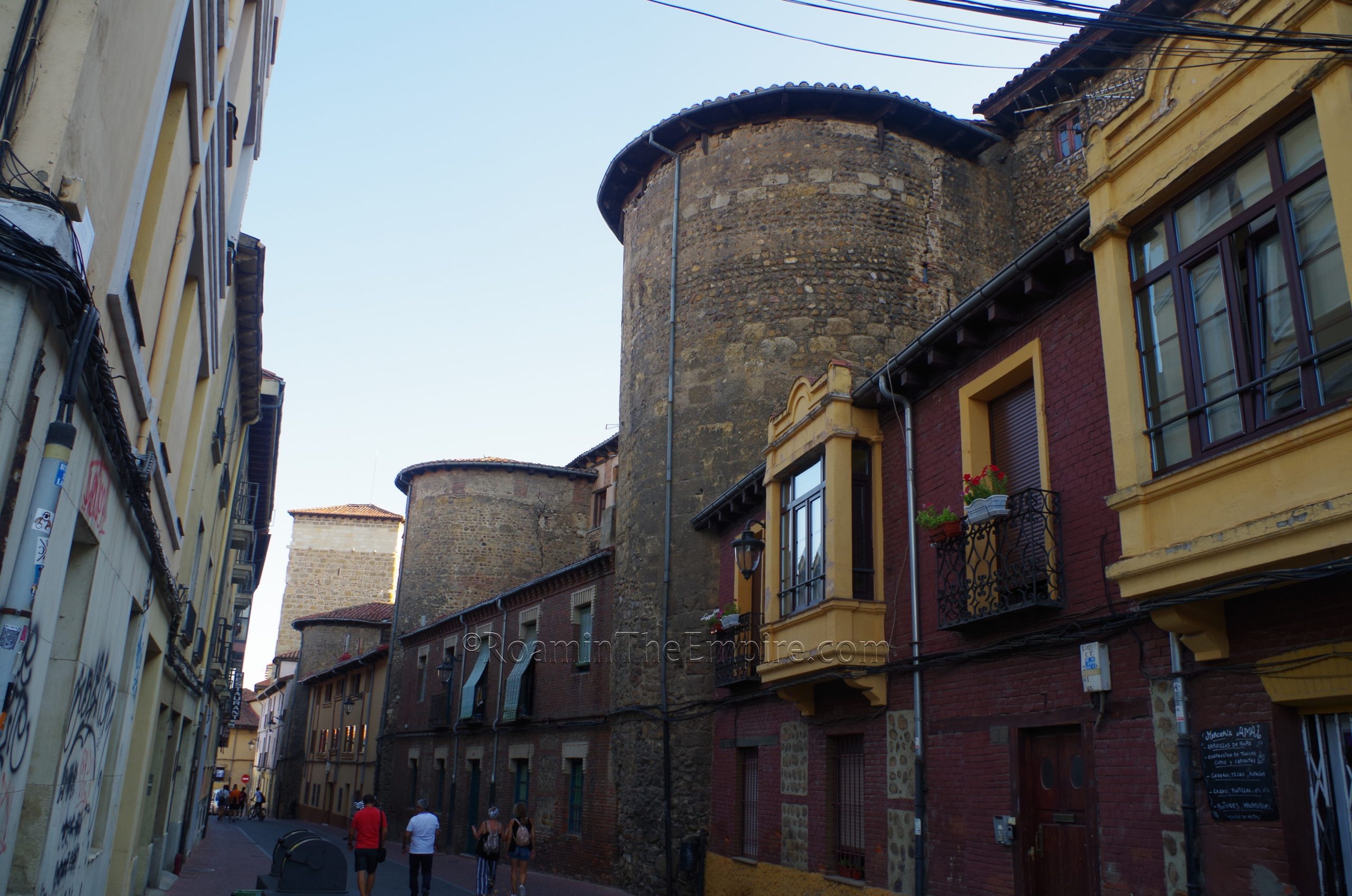 Walls and towers visible along Calle Serradores.