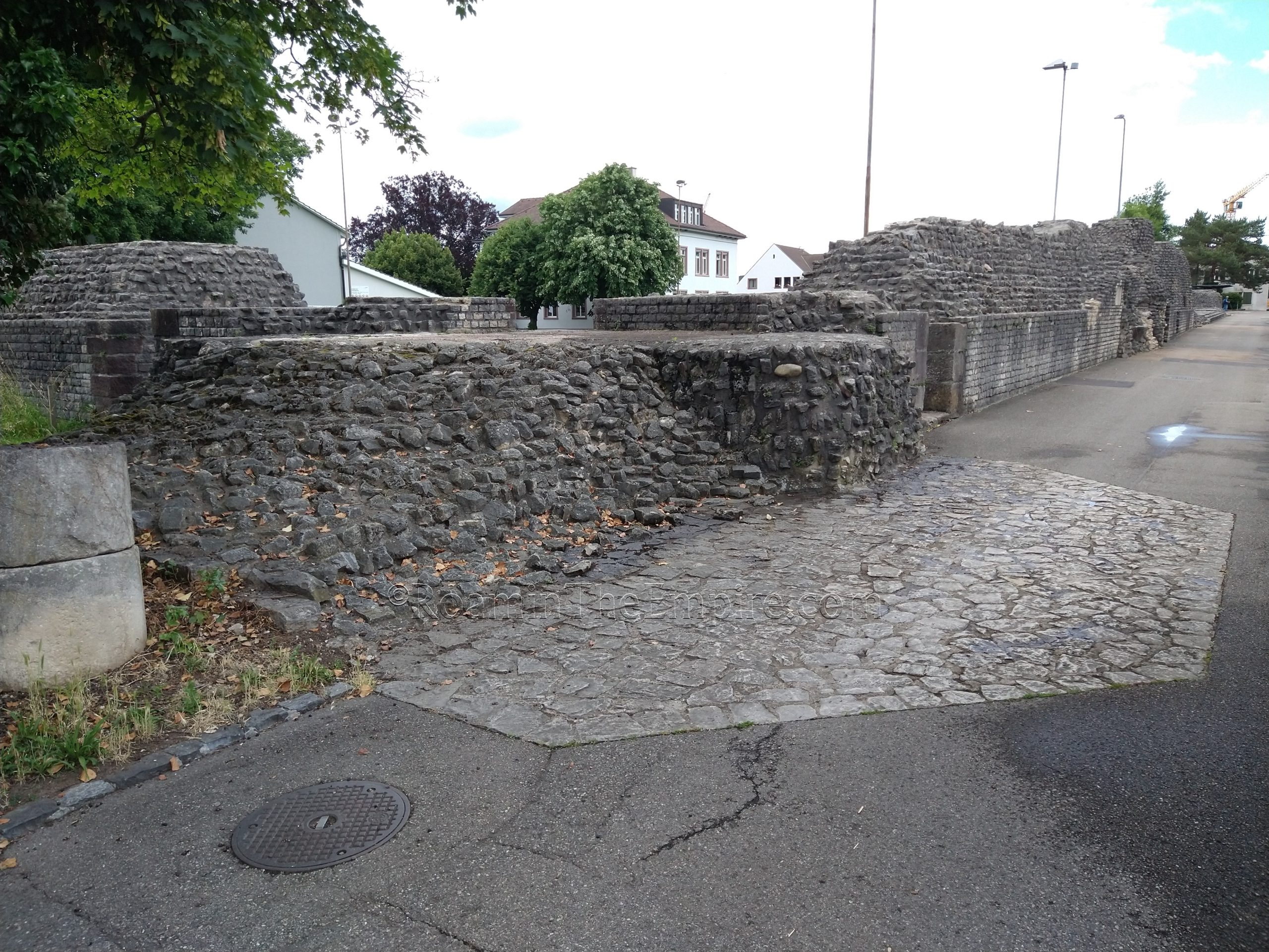 Walls stretching east along Heidemurweg from the intersection with Mühlegasse.