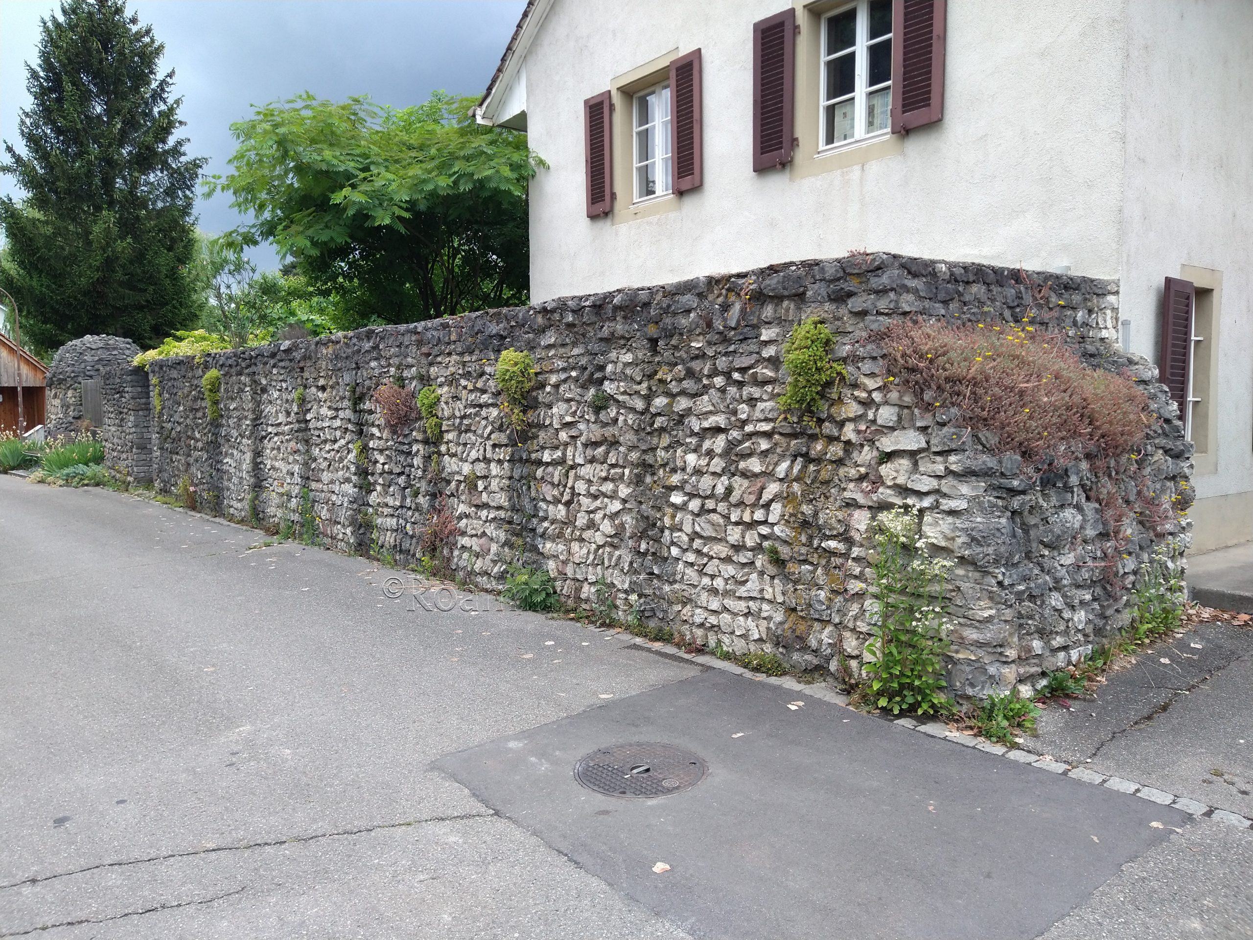 Walls along Heidemurweg near the smaller Dorfstrasse intersection in the eastern part of the cirucit.