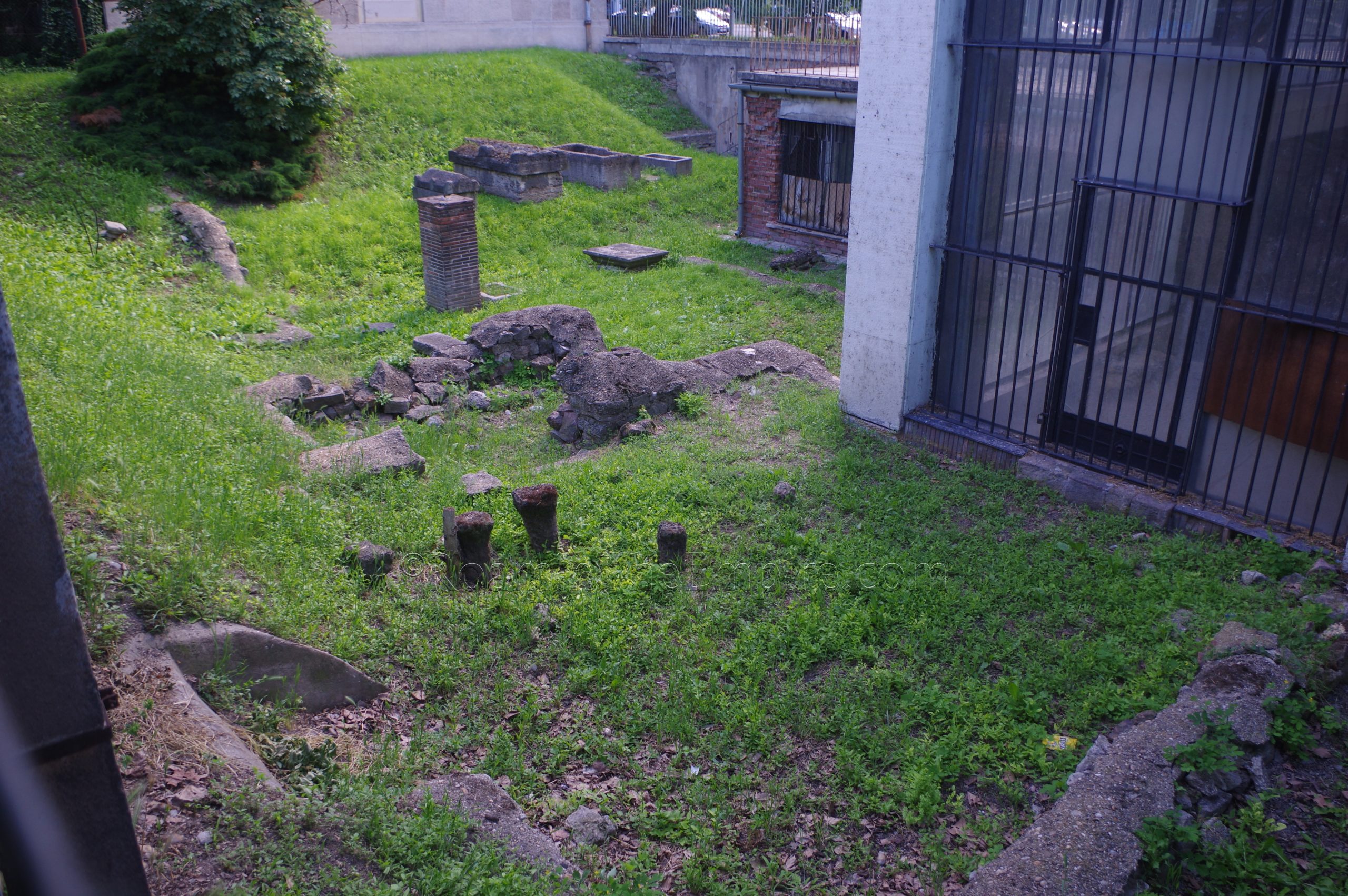 Remains of a residence visible behind the Táborvárosi Múzeum.