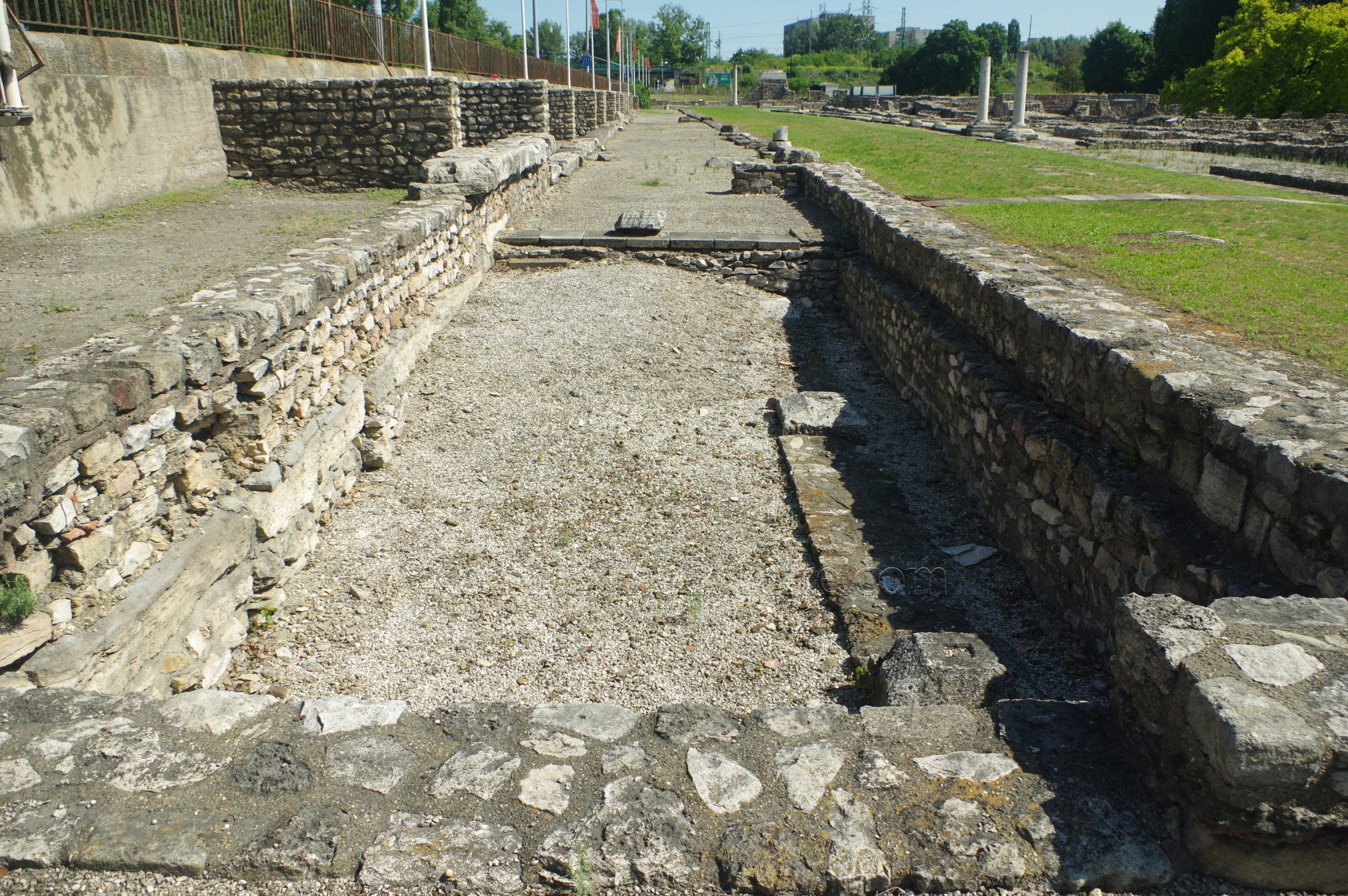 Tabernae on the west side of the cardo maximus, with excavated area showing an earlier construction of tabernae.