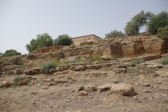 Fortification walls between Gate V and the artisan area.