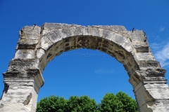 Detail of the west face of the east arch at Cavaillon.