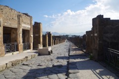 Decumanus maximus (Via dell'Abbondanza) at Pompeii.