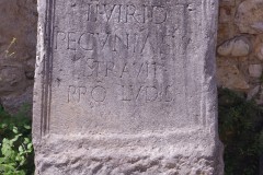 Inion honoring the duumvir Lucius Pupius, son of Quintus, for the construction of a road on behalf of the games with his own money. The second line of the inion, 'II VIR', notes his office. From the courtyard of theSoprintendenza Archeologia in Benevento.