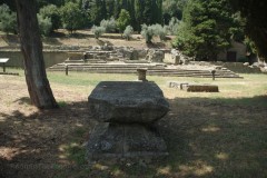 Roman (near) and Etruscan altars in front of the temple.